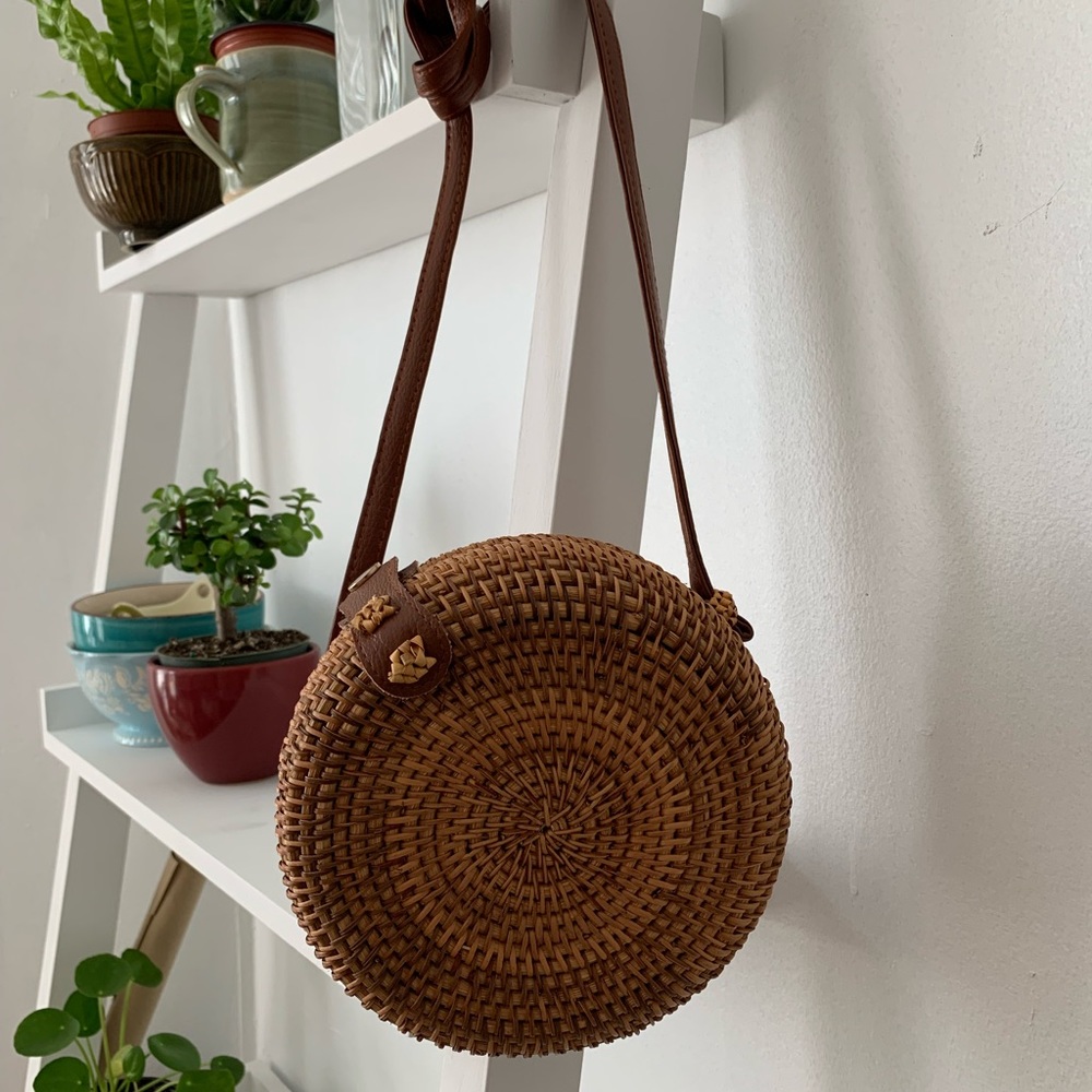 Wicker straw rattan purse woven circular crossbody bag faux-leather strap